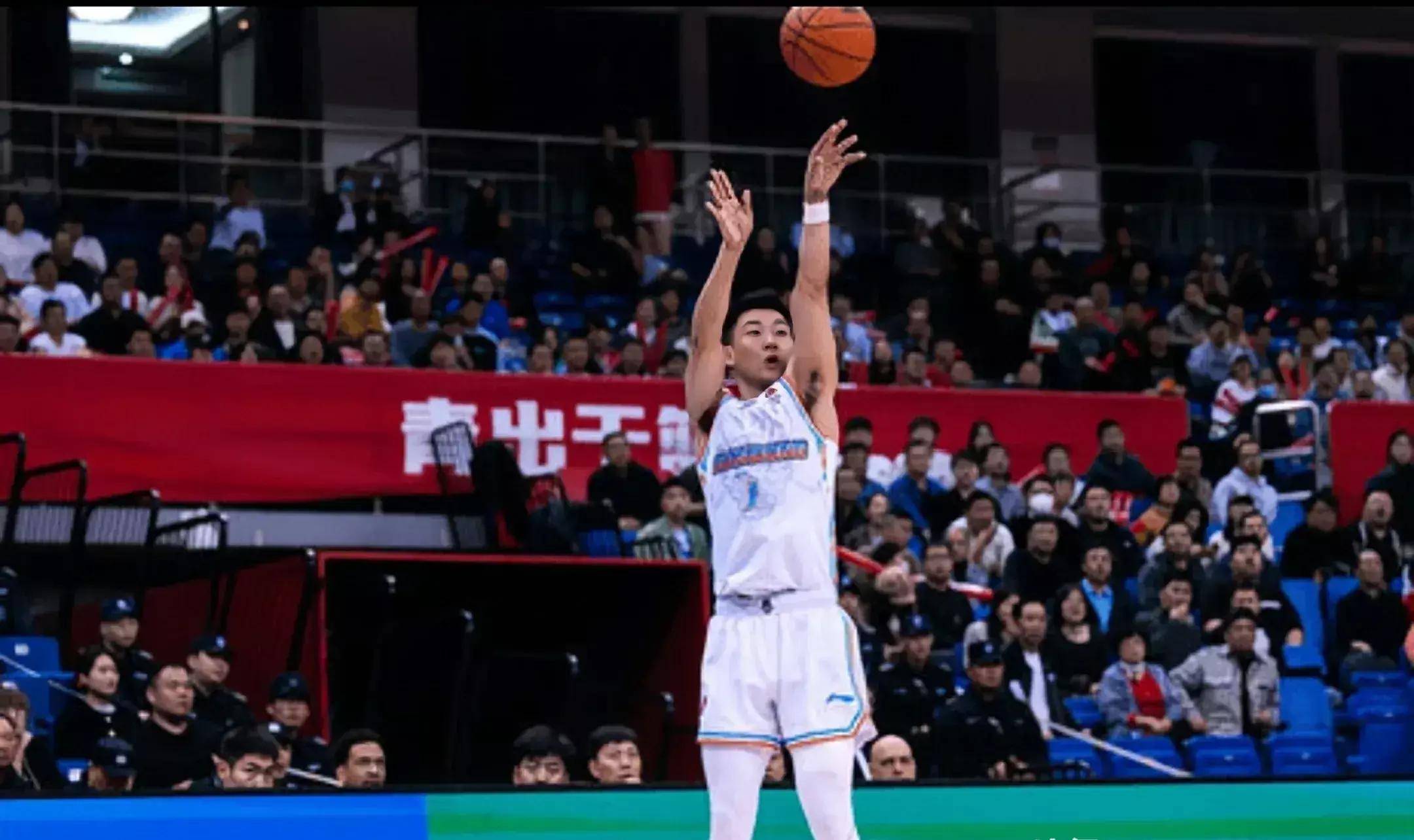 陕西男篮主场大胜，向季后赛迈进一步的简单介绍