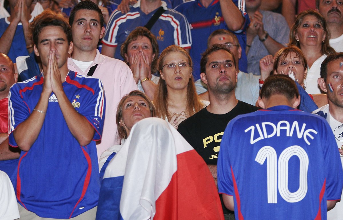 -法国足球队在锦标赛上取得重要胜利的简单介绍