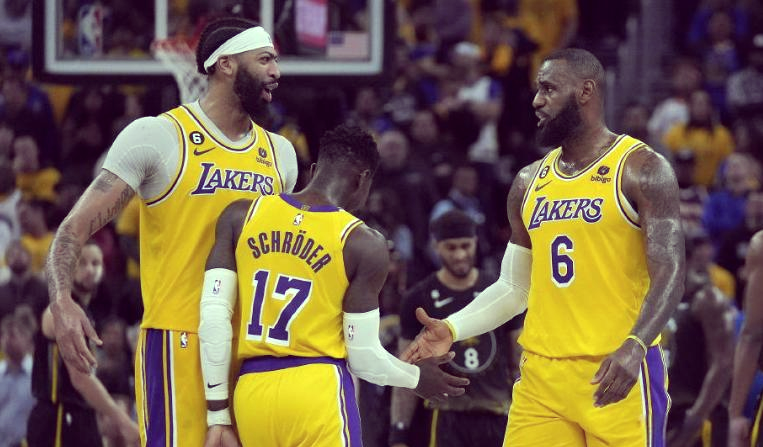 包含爵士球星大放异彩，砍下三双率队晋级的词条