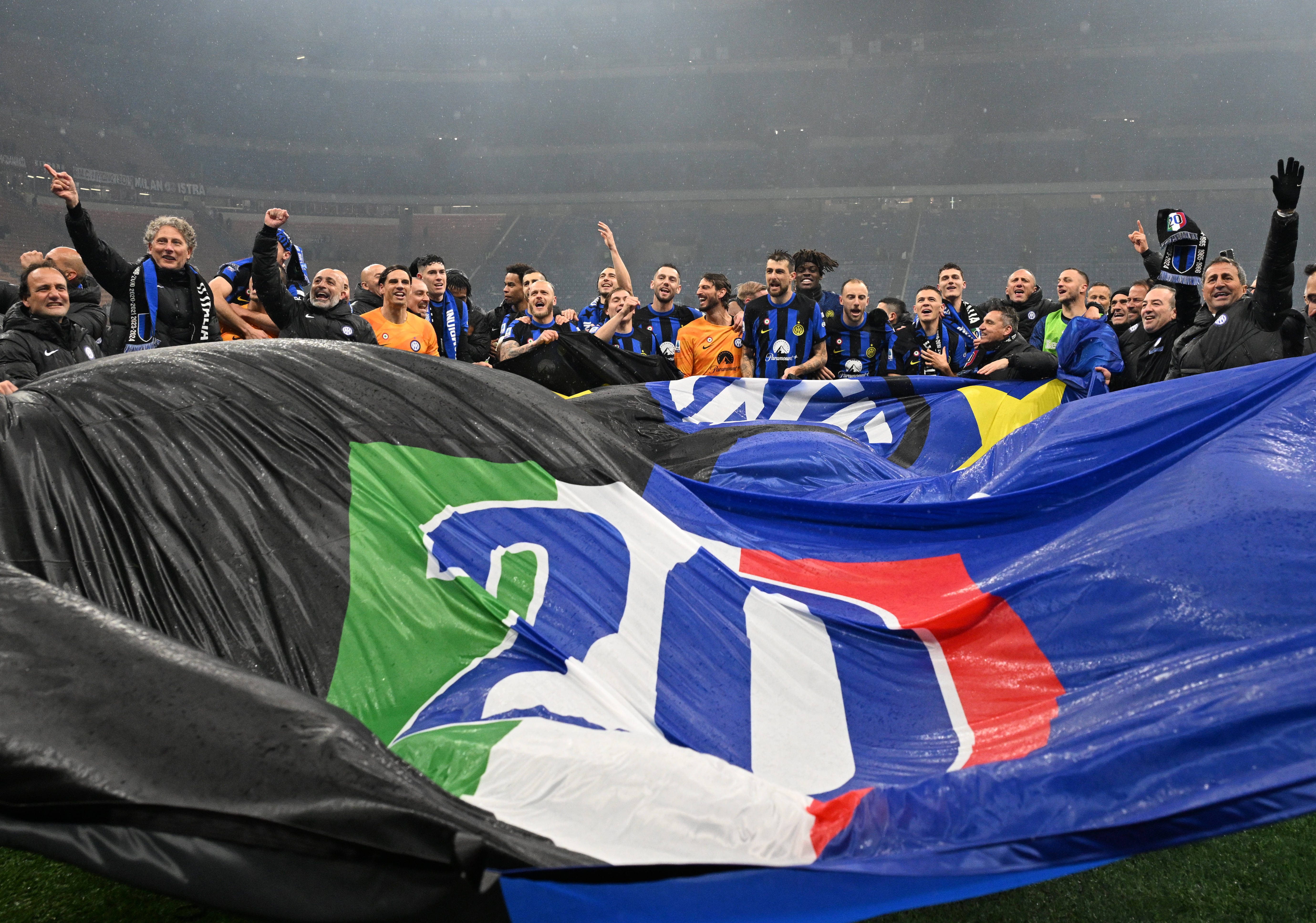 -国际足球比赛上的关键战役，胜者挺进决赛