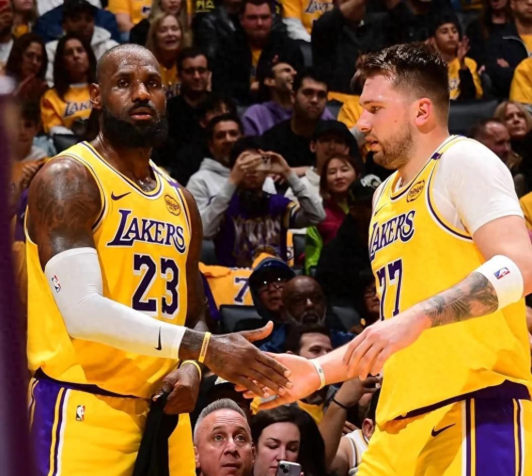 爵士队成员合作默契，以团队实力夺得胜利