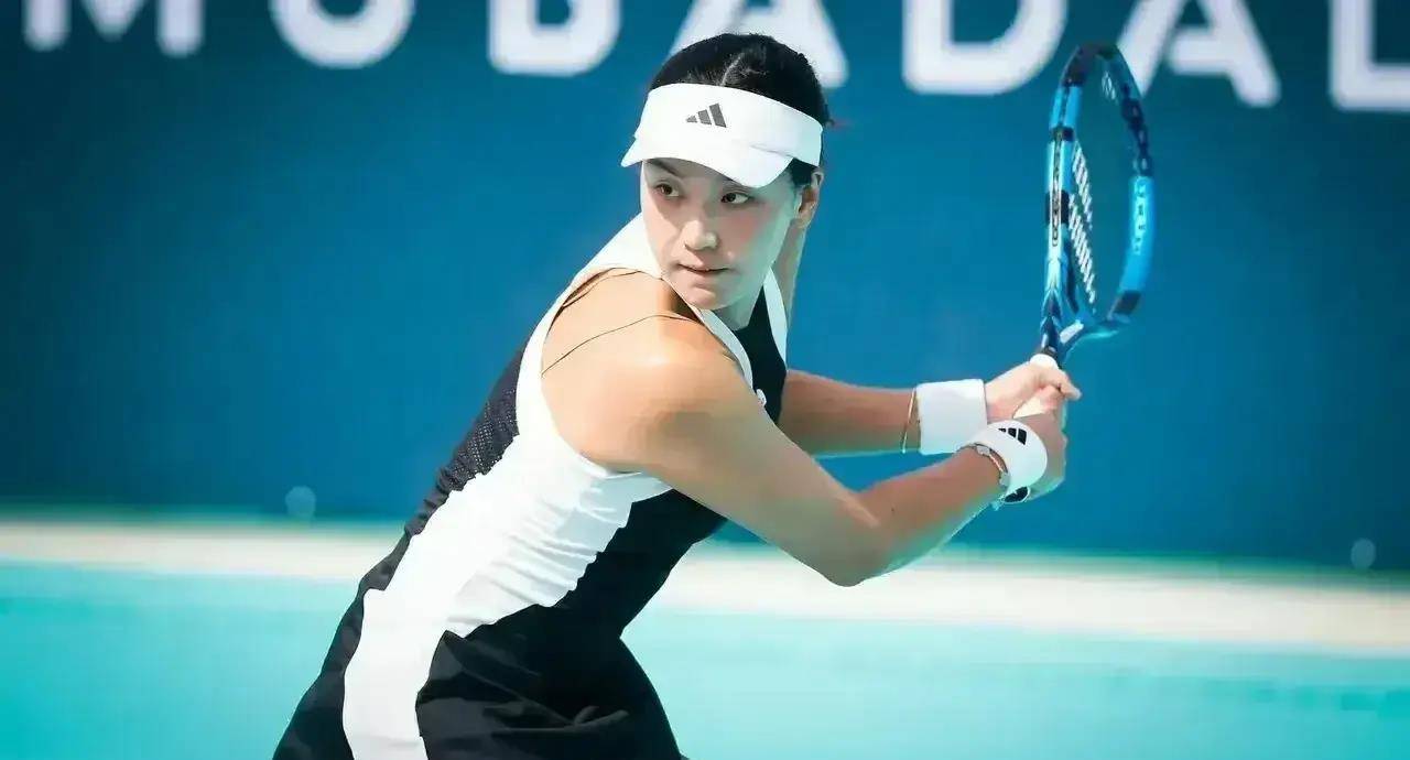 网球比赛中选手发挥出色，晋级强势