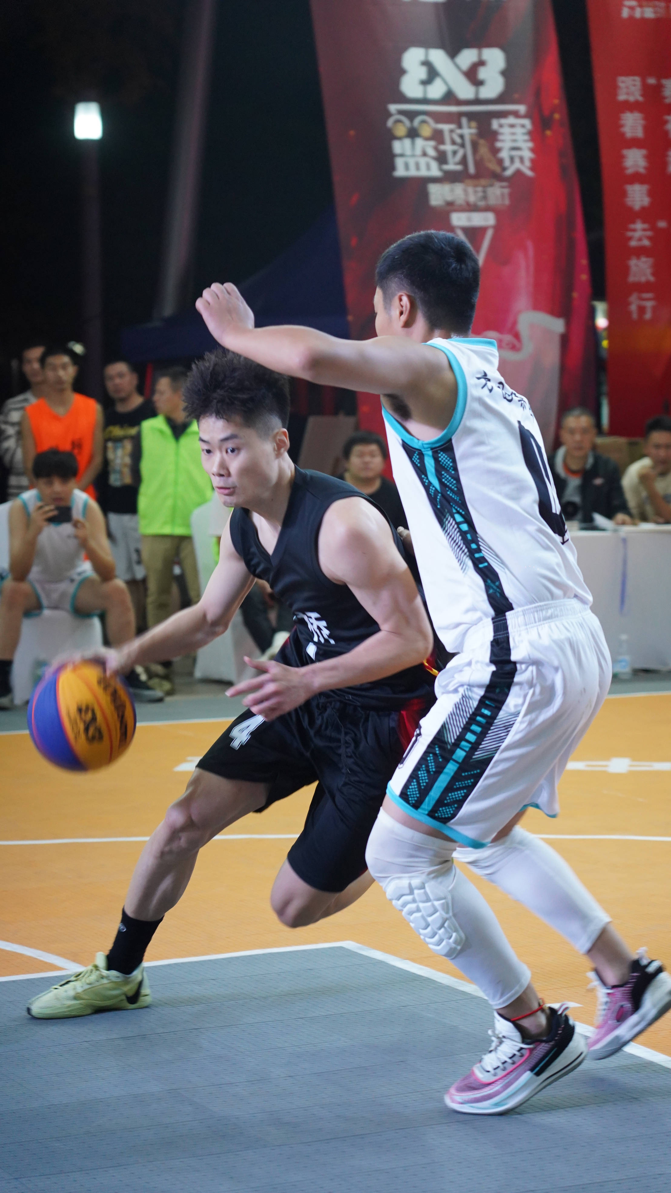 开云体育官网-关于篮球赛事频频上演惊险逆转，观众热情高涨的信息