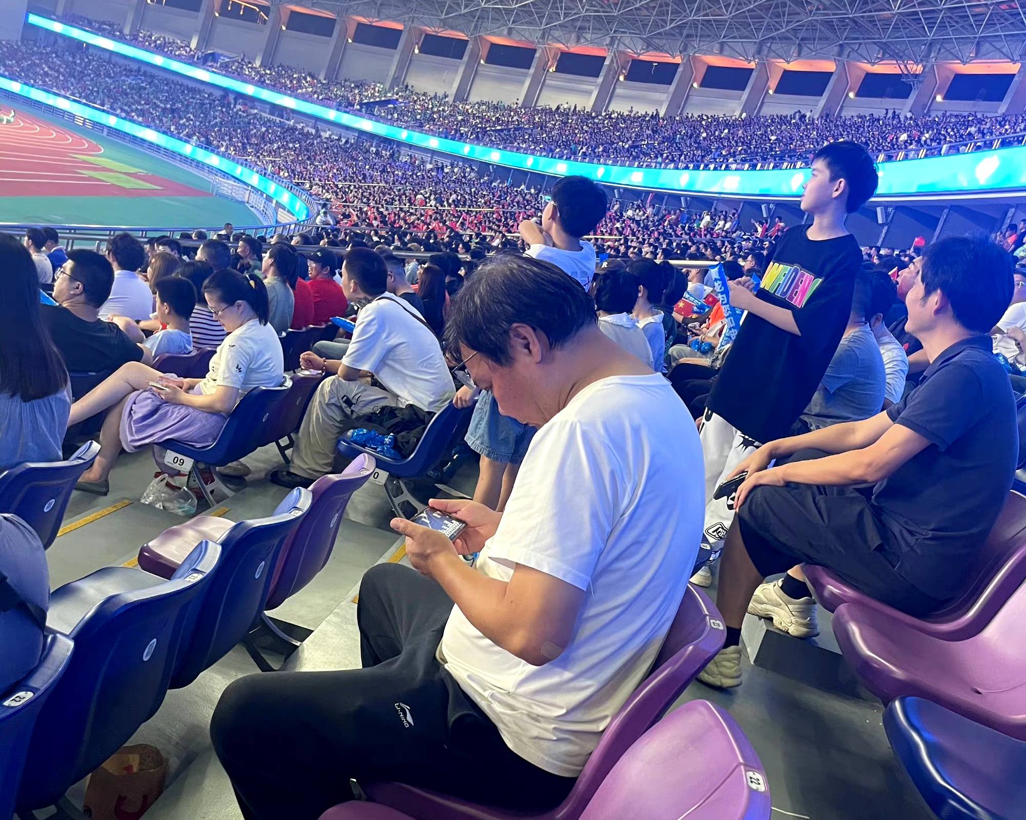 高水平比赛场面激烈,观众欢呼连连 高水平比赛场面激烈,观众欢呼连连