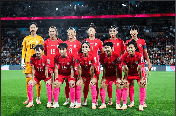 竭尽全力:女足比赛中展现无限拼搏精神 竭尽全力:女足比赛中展现无限拼搏精神