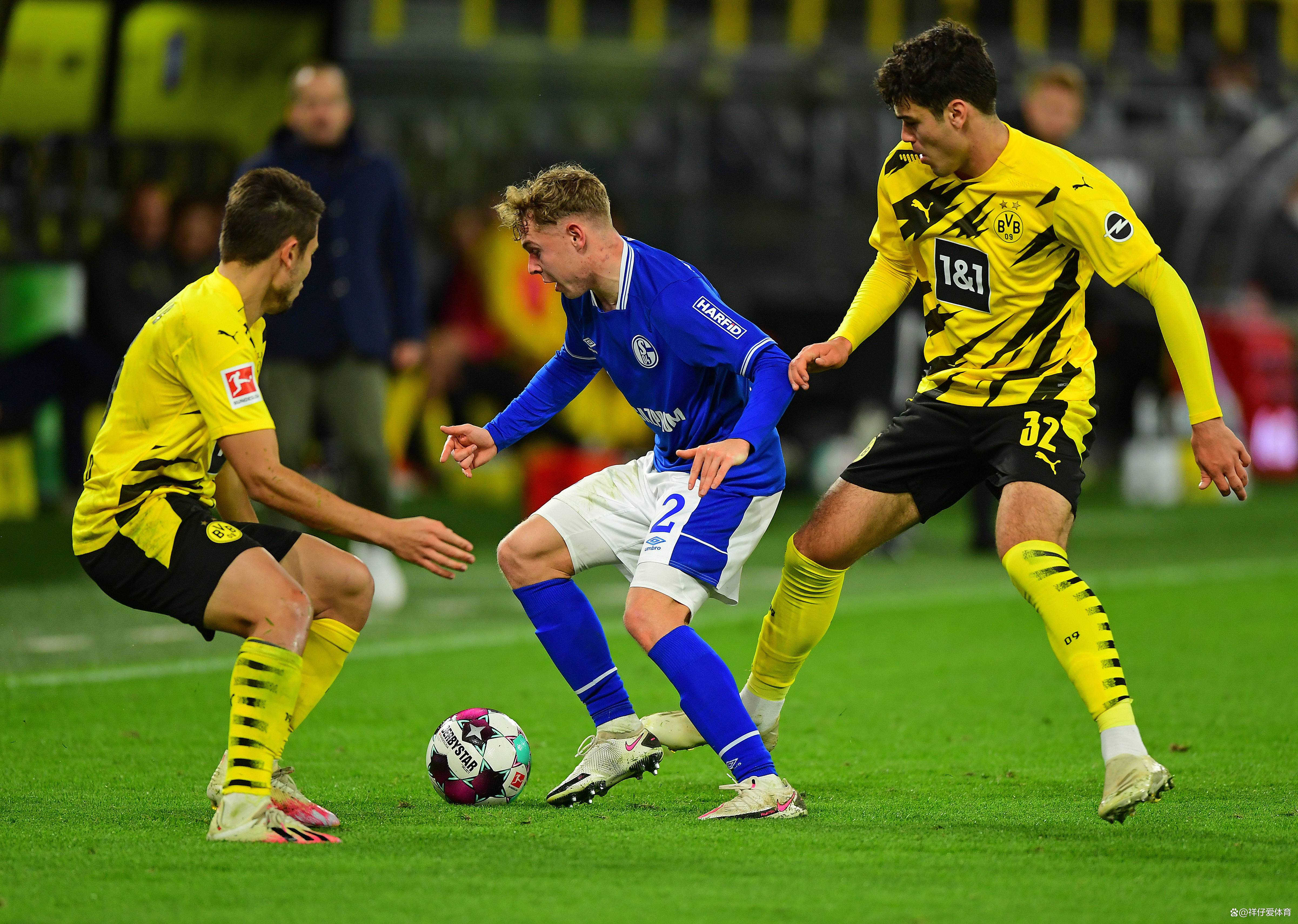 选手们在足球比赛中展现实力