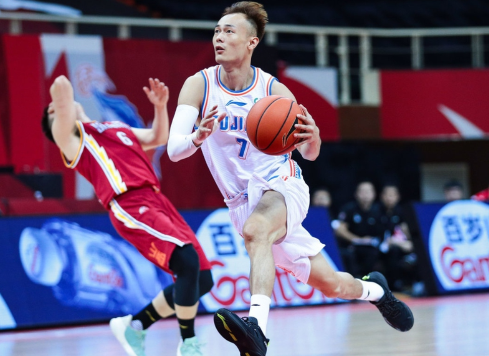 新疆队力克独行侠,王哲林统治全场 新疆队力克独行侠,王哲林统治全场