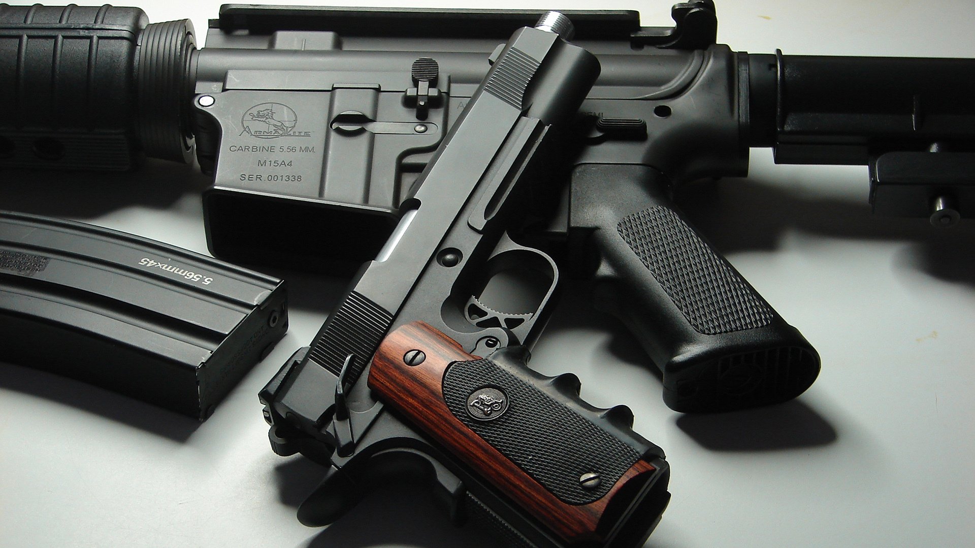 红蓝相映，当赛道硝烟映亮球场聚光灯