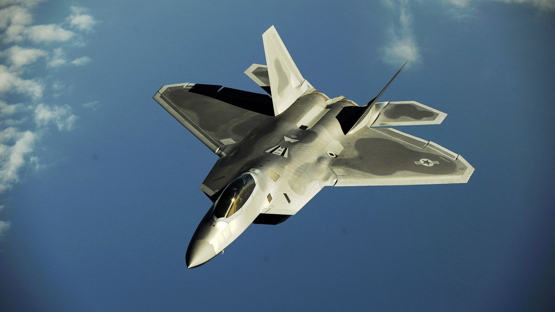 开云体育官网-双线狂飙，F1街道赛与黄蜂逆袭的竞技交响